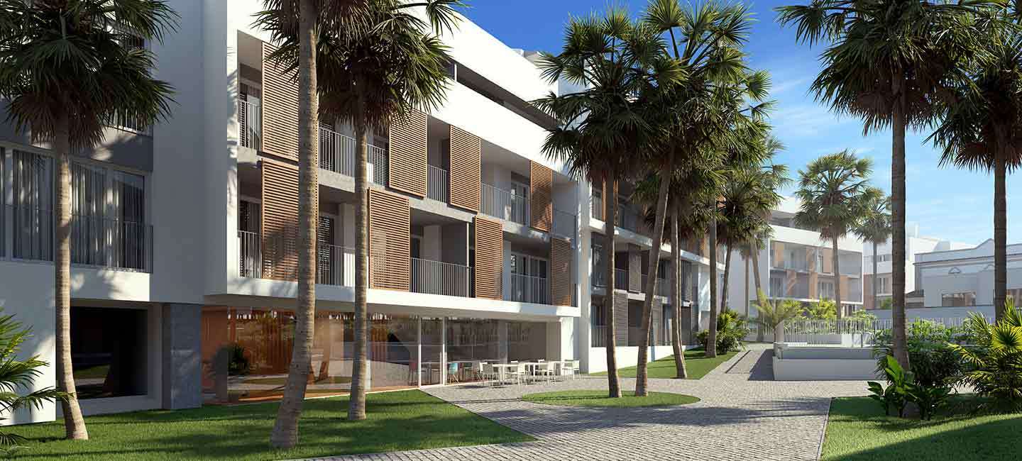 Moderne witte gevel met houten lamellen shutters op de balkons, omgeven door aangelegde tuinen met palmbomen en een geplaveid sociaal terras.