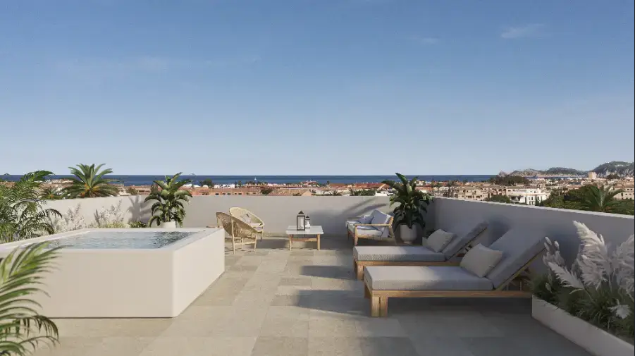 Groot dakterras voorzien van een privéjacuzzi, ligbedden en panoramisch uitzicht over de kustlijn van Javea en de Middellandse Zee.