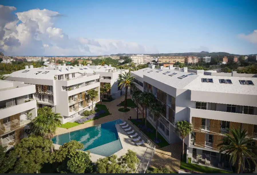 Hooggelegen zicht op het moderne wooncomplex met geometrisch zwembad, aangelegde tuinen met palmbomen en witte hedendaagse architectuur.