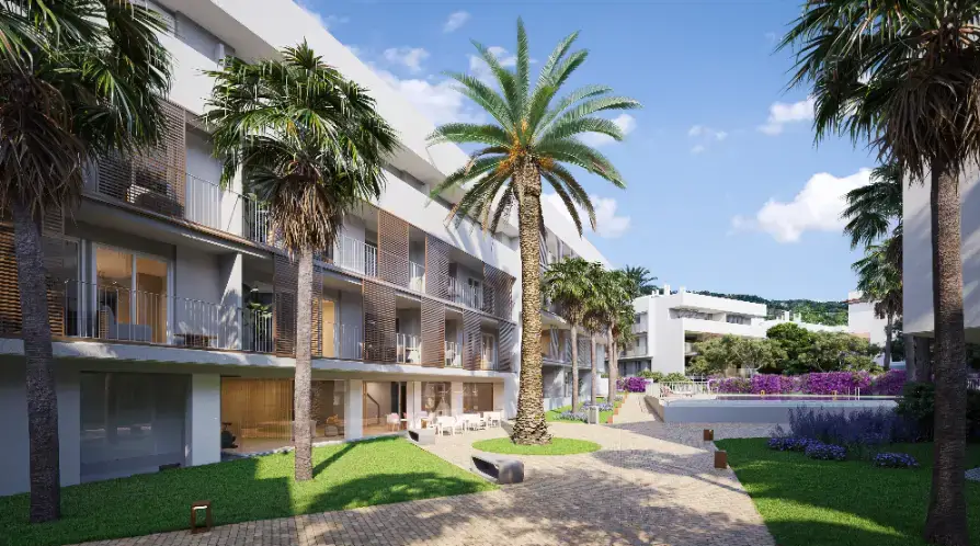 Modern appartementencomplex met aangelegde tuinen, palmbomen, geplaveide paden en een gemeenschappelijk zwembad voor een witte gevel met houten lamellen.