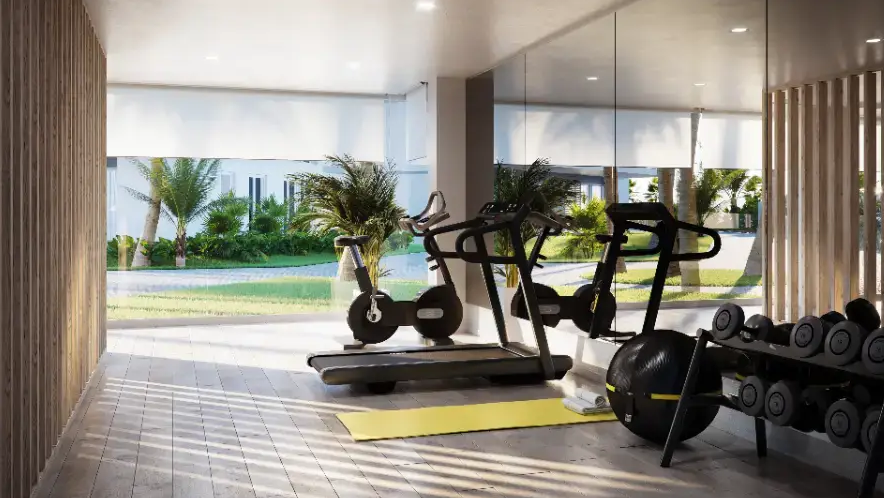 Moderne fitnessruimte met cardio-apparatuur, losse gewichten en kamerhoge ramen met uitzicht op de mediterrane tuinen. Voorzien van houten lattenwanden en inbouwverlichting.