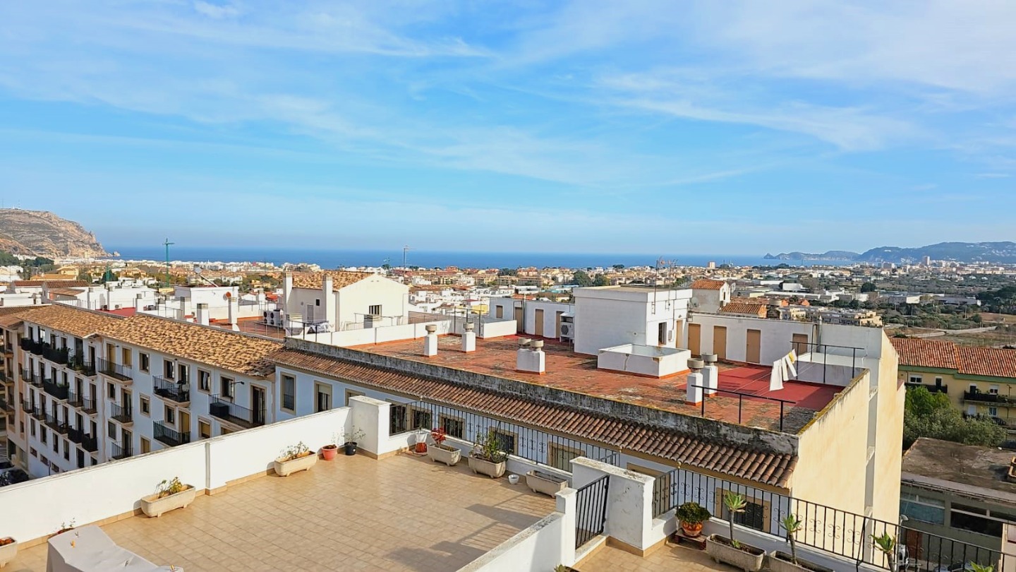 Panoramisch uitzicht vanaf het gezamenlijke dakterras over de oude binnenstad van Javea, de Middellandse Zee en de omliggende bergen.