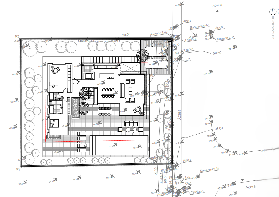 Architecturaal inplantingsplan van de begane grond met open leefruimte, master suite, terras met zwembad en dubbele carport op een aangelegd perceel.