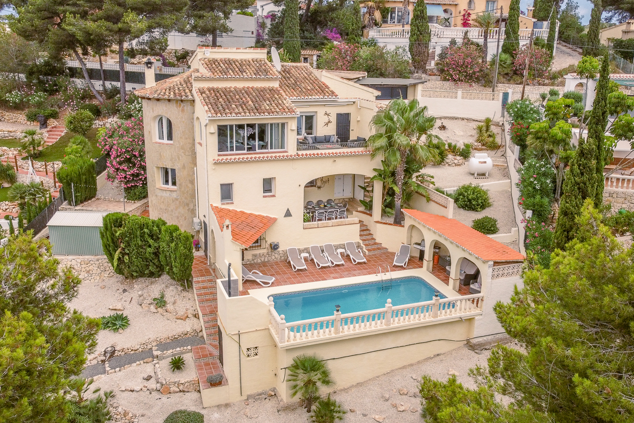 Verhoogd zicht op de zuidgerichte villa met 8x4m zwembad, terracotta zonneterras en meerdere overdekte naya's geïntegreerd in de gelaagde mediterrane architectuur.