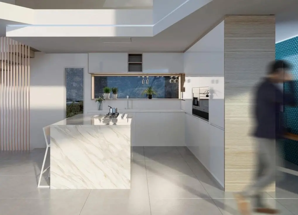 Moderne keuken met marmeren kookeiland, geïntegreerde gaskookplaat en witte greeploze kasten. Een panoramisch venster fungeert als achterwand boven het aanrecht.