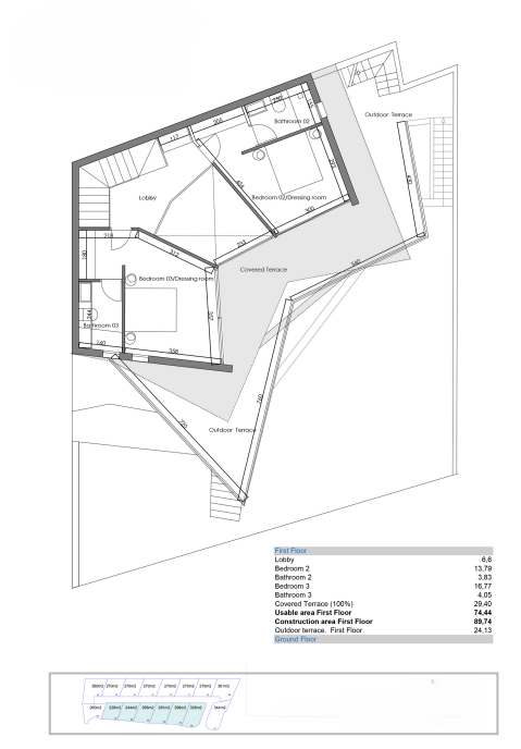 Technische plattegrond van de eerste verdieping met twee slaapkamers en-suite, inloopkasten en ruime overdekte en open terrasgedeeltes.
