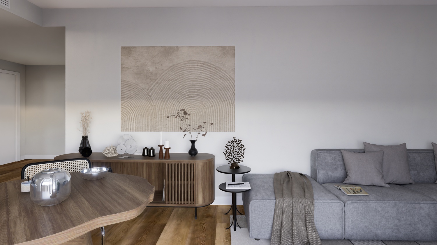 Moderne woonkamer met een grijze modulaire bank, een houten dressoir met latjes en een groot getextureerd kunstwerk boven een eikenhouten vloer.