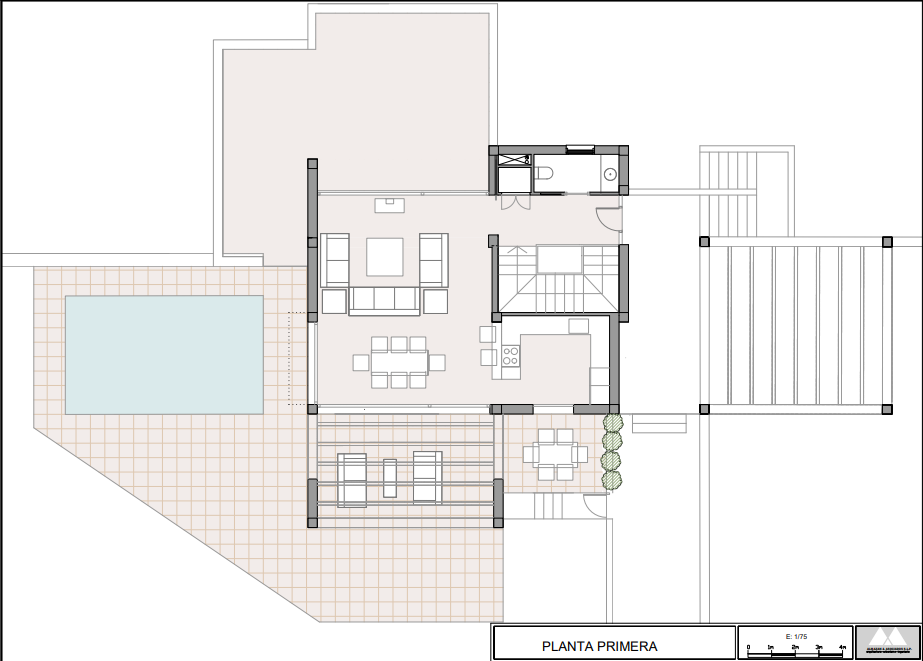 Gedetailleerde architecturale plattegrond van de eerste verdieping, met de open woonruimte, keuken en het grote terras met privézwembad.