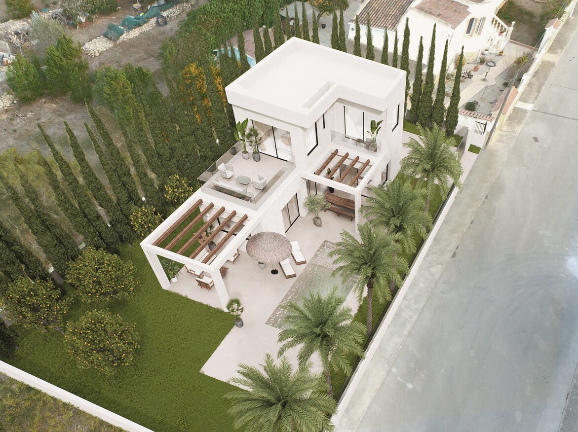 Luchtfoto van de moderne villa met twee verdiepingen, witte gevels, houten pergola's, privézwembad en aangelegde tuin met palmbomen en cypressen.