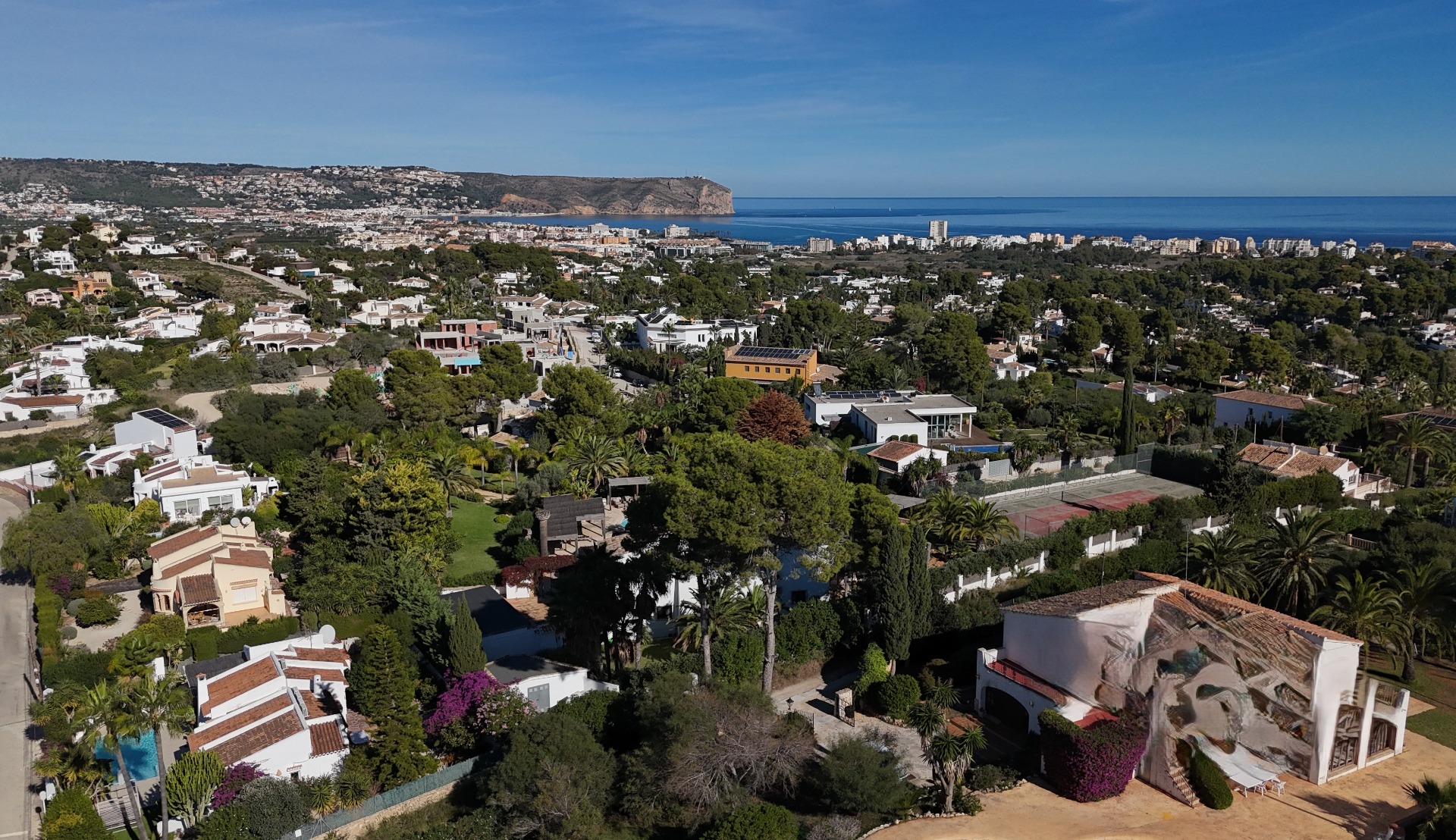Panoramisch luchtfoto van de villawijk Pinosol in Jávea, met een weids uitzicht over de Middellandse Zee en de karakteristieke Cabo de San Antonio.