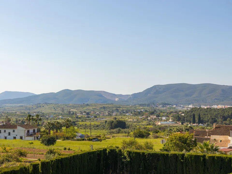 Vrij panoramisch uitzicht over de vallei en de bergen van de Costa Blanca, met het landelijke landschap en de mediterrane vegetatie vanaf het terras.