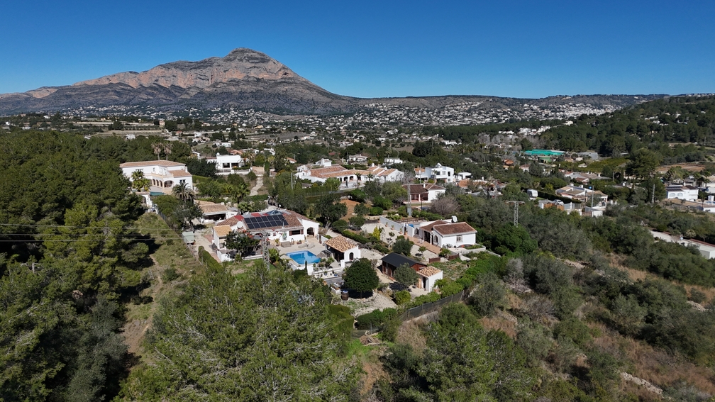Luchtfoto van het landgoed van 4.600 m² in Jávea, met twee onafhankelijke villa's met privézwembaden en zonnepanelen tegen de achtergrond van de Montgó.