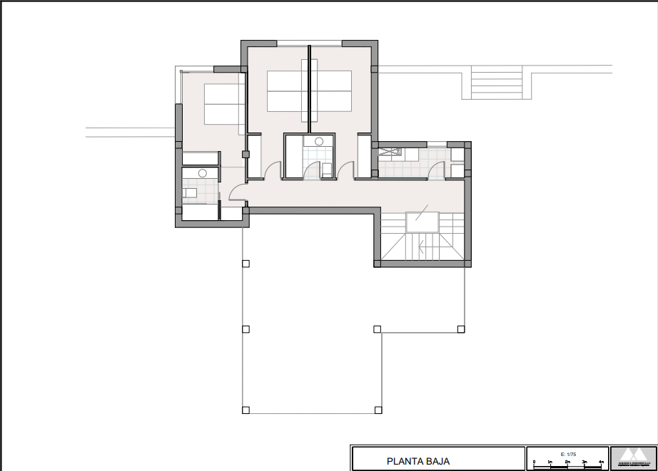 Technische plattegrond van de begane grond met de indeling van drie slaapkamers, twee badkamers, een centrale gang en een ruim terrasgedeelte met kolommen.