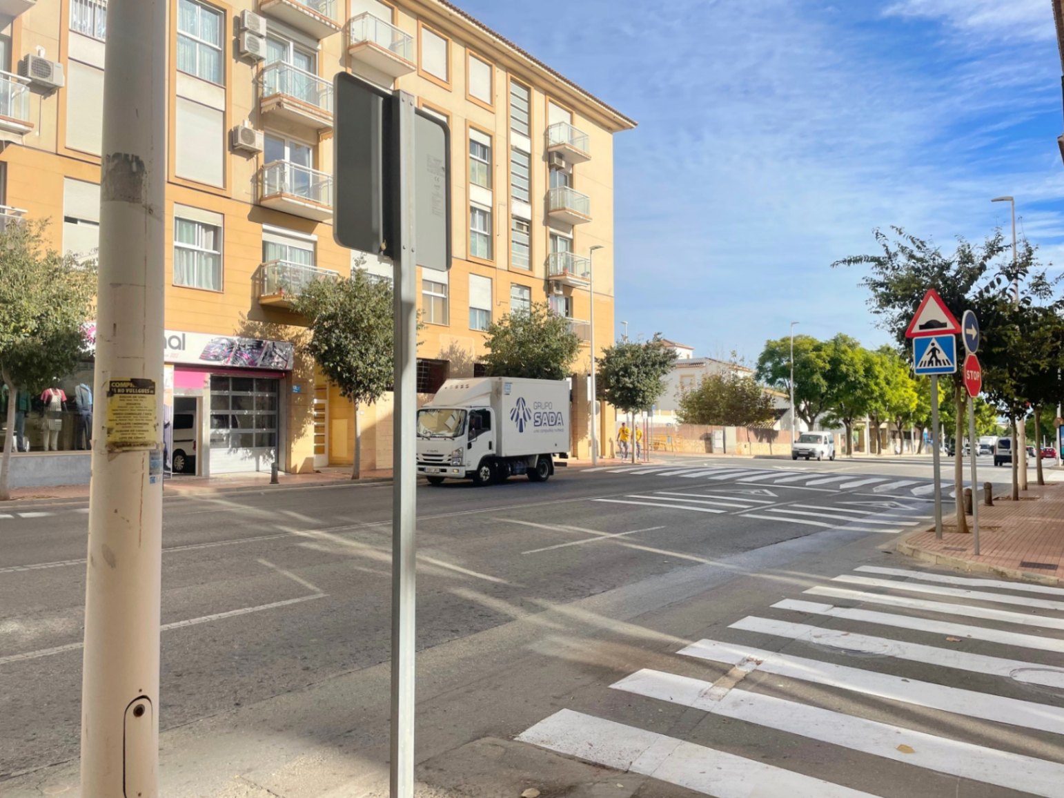 Buitenaanzicht van Avenida Palmela in Jávea, met de drukbezochte stedelijke locatie en voetgangerstoegankelijkheid nabij het commerciële pand.