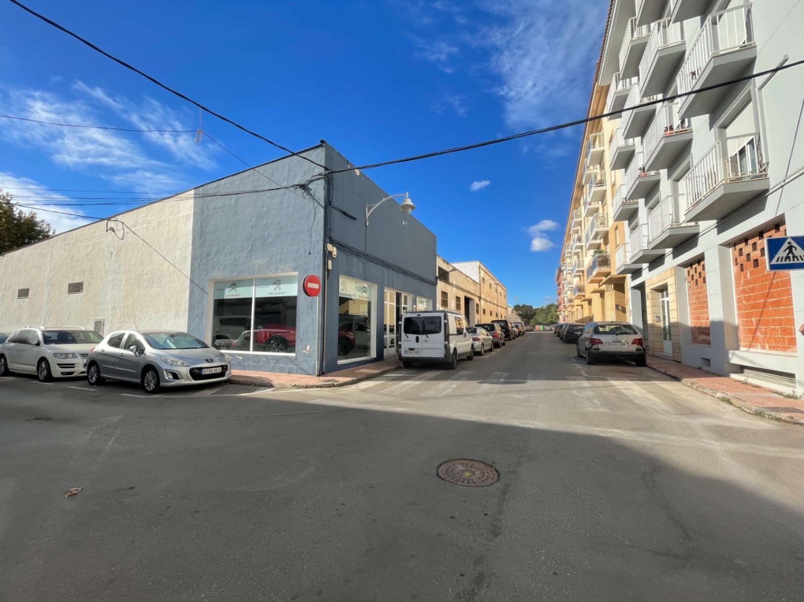 Buitenaanzicht van het commerciële hoekpand met grote etalages en directe toegang vanaf de straat in een drukke wijk van Jávea.