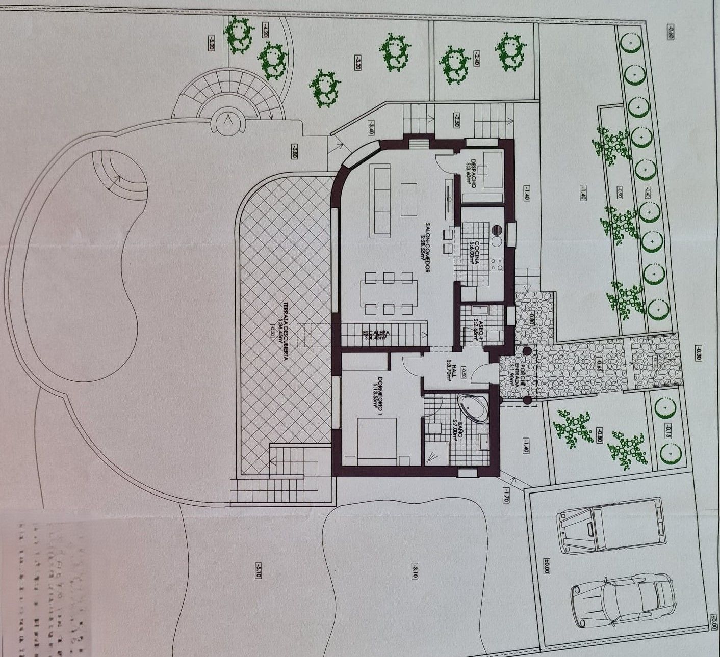 Gedetailleerd architectonisch plan van een villa met zwembad, tuin en parking. Interieurindeling met woonkamer, keuken en slaapkamers.