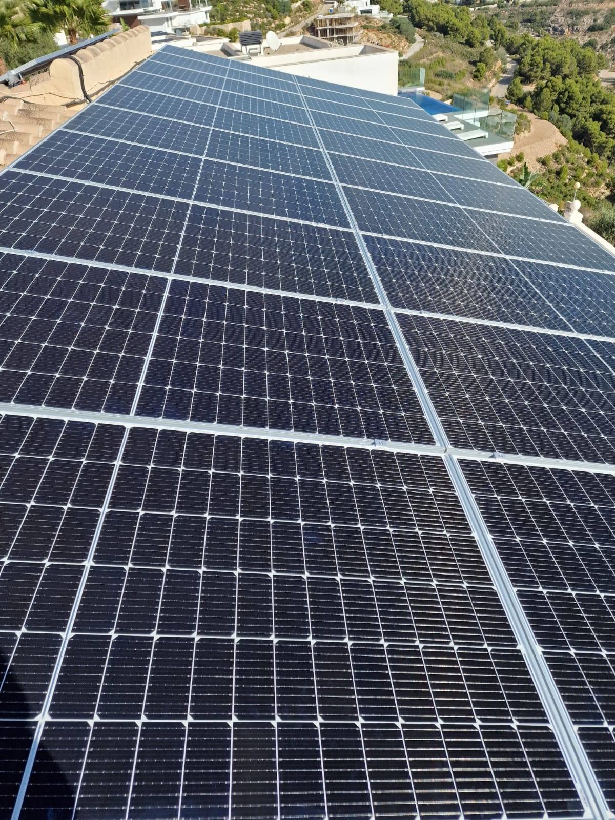 Gedetailleerd zicht op zonnepanelen op het dak, duurzame energie.
