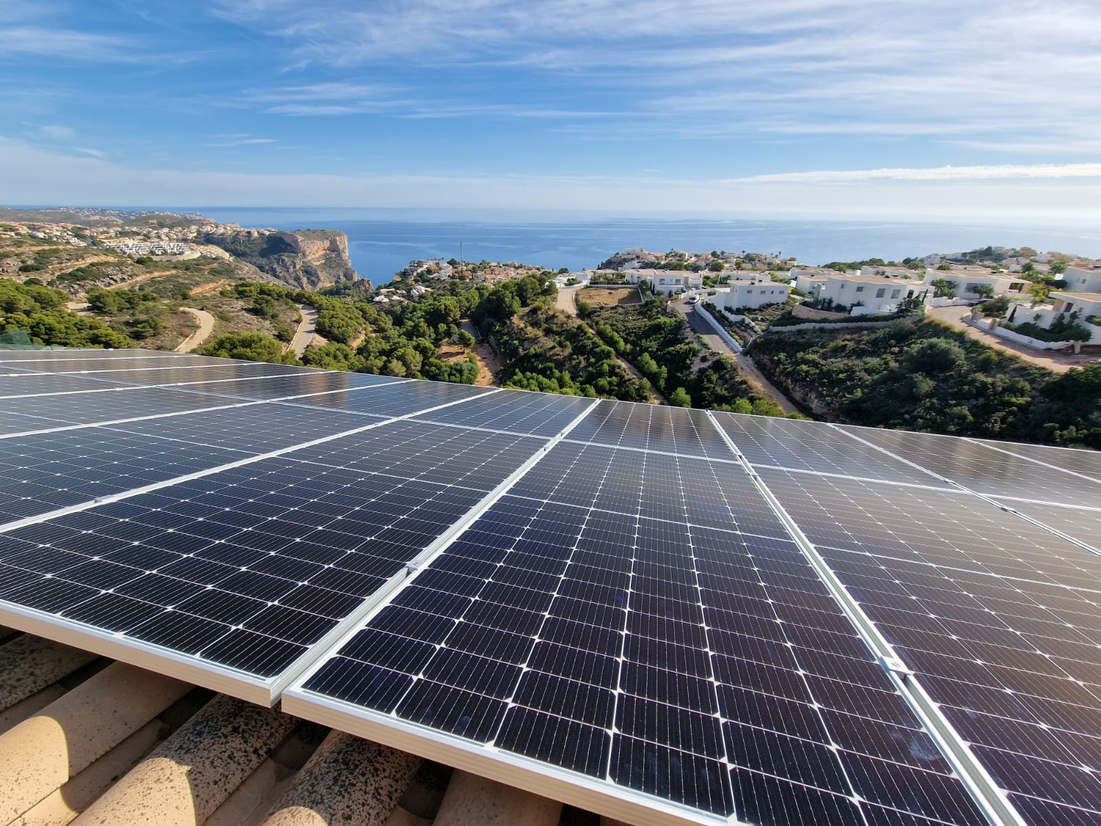 Zonnepanelen met uitzicht op zee in Cumbre del Sol, Benitachell. Duurzame energie met kustlandschap.