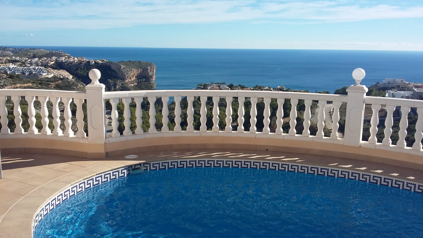Zwembad met witte balustrade en uitzicht op zee in Cumbre del Sol, Benitachell.