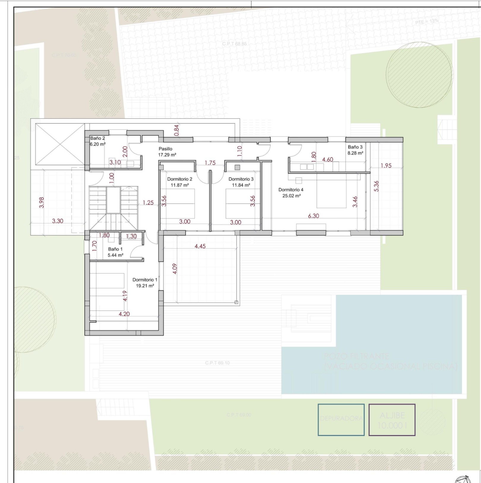 Gedetailleerde plattegrond van de bovenverdieping met de indeling van vier slaapkamers, drie badkamers en het terras met overloopzwembad.