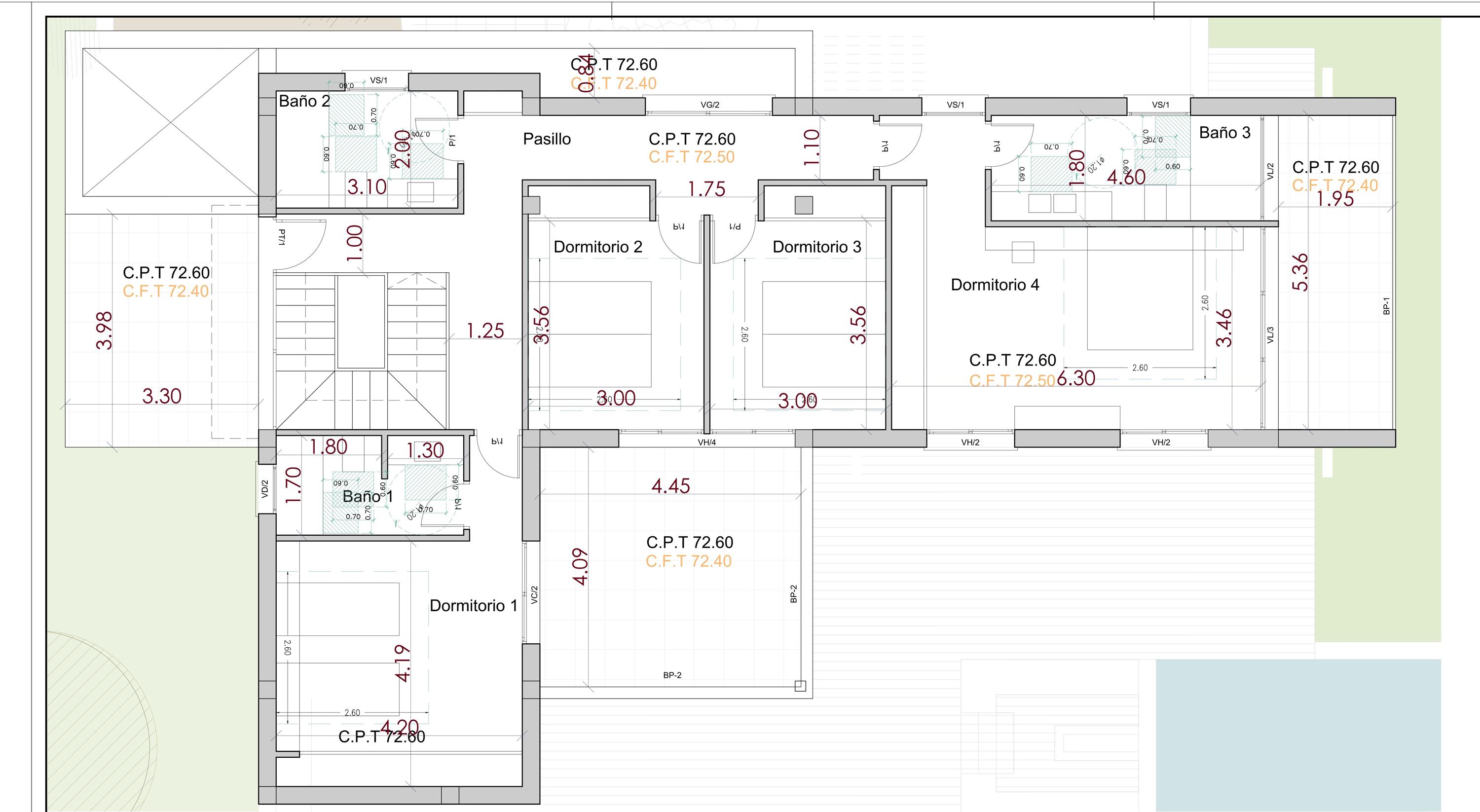 Gedetailleerde plattegrond van de bovenverdieping met vier slaapkamers, drie badkamers en ruime buitenterrassen.