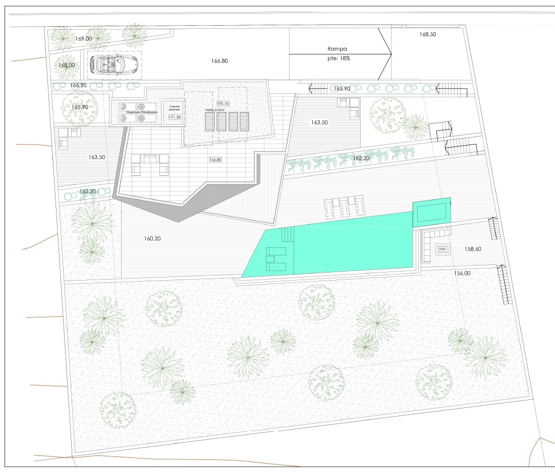 Architectonisch situatieplan van de buitenruimte, met weergave van het zwembad, de tuinen, zonnepanelen en de oprit naar de garage.