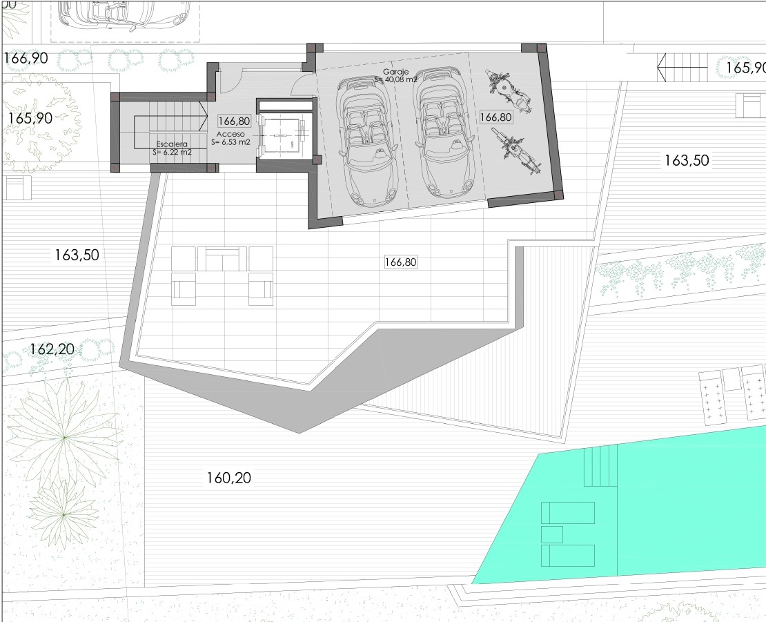 Technische plattegrond met weergave van de garage voor twee auto's en motoren, de lifttoegang en het ruime terras grenzend aan het zwembad.
