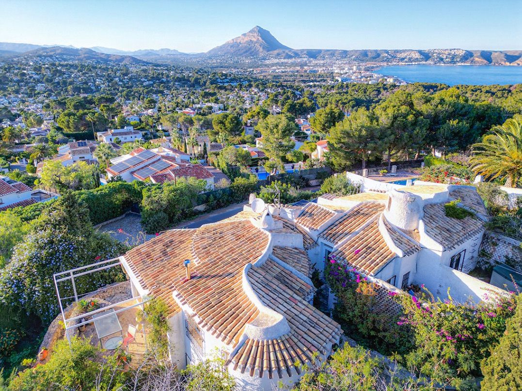 Luchtfoto van de traditionele villa met terracotta daken, met een panoramisch uitzicht over de kustlijn van Jávea en de Montgó-berg.